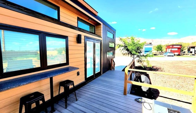 Seamless Comfort: Designer Modern Tiny Home featuring All Amenities in Apple Valley, Utah