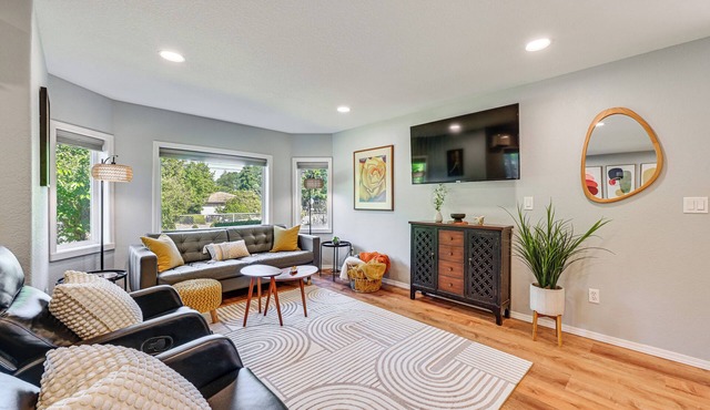 SeaTac Getaway! Fully Fenced w/Workspace