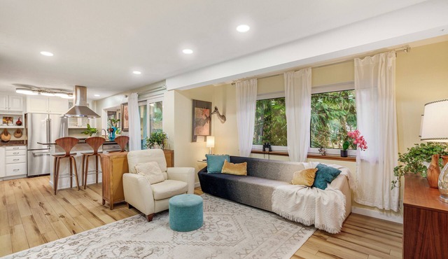 Seattle Retreat w/Sauna, 3BR Forest Home Sleeps 11, Near Light Rail Stations