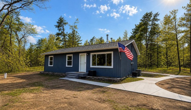 Secluded Cozy Cabin. Minutes from Forest Dunes-Ausable River-Explore!