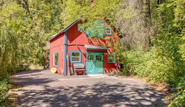 Secluded forest home with private hot tub - dog-friendly - 6 minutes to downtown