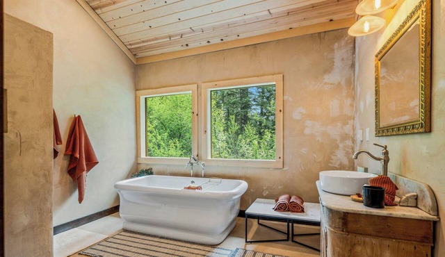 Secluded forest retreat w/sauna, soaking tub & fire pit near Sandpoint