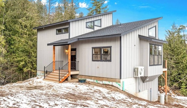Secluded home with deck, grill, hot tub, fireplace, private beach, & W/D