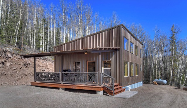 Secluded Off-Grid Mountain Retreat | Pet-Friendly | National Forest | Views