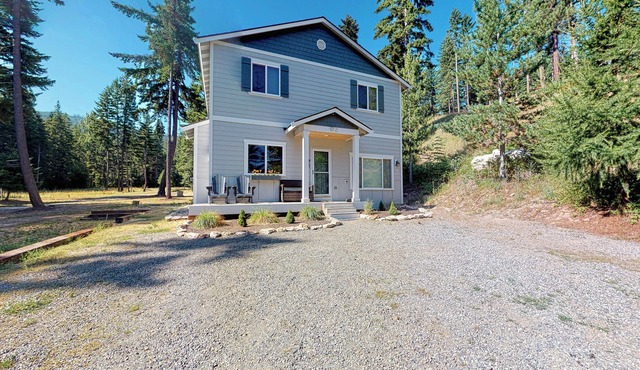 Secluded retreat with stunning views, private hot tub, game room & fireplace