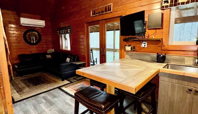 Secluded Tree House Cabin Theme in RRG Hot Tub Pet Friendly