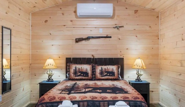 Seneca Hideaway/Rustic Hunter’s cabin/Hot Tub in Geneva