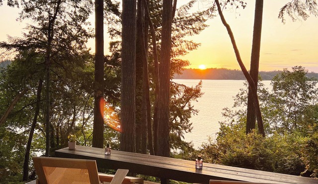 Serene 4BR Mid-Century Oasis w/Spa, Private Beach & Gorgeous Views