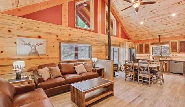 Serene and cozy updated log cabin in the woods