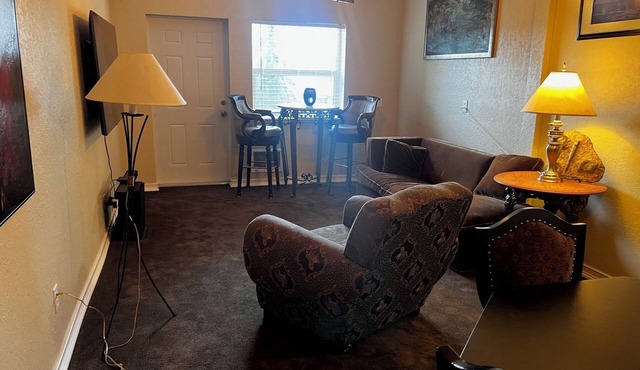 Serene Bellevue Private Guest Suite near marina & light rail, scenic trails