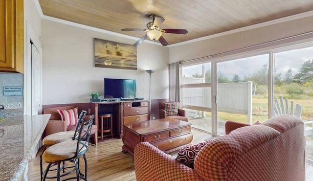 Serene coastal oceanfront condo with shared hot tub & beach trail access