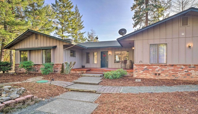 Serene Grants Pass Lodging w/ Mountain Views!