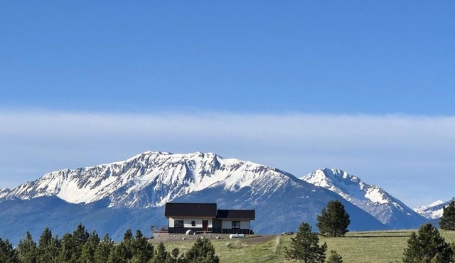 Serene Traditional Japanese Folk House Kominka with Majestic Mountain Views, Full Kitchen, and Soaking Tub