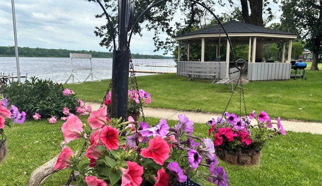 Serene, Waterfront 1-bedroom apartment with AC on the Rainy River. Sleeps 4