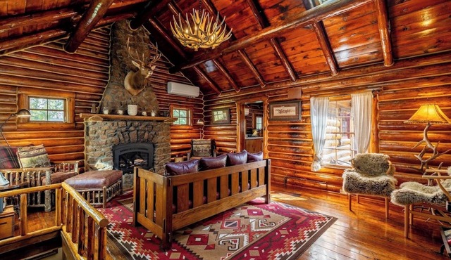 Shell Town Cabin- Classis Log Cabin, Large Fireplace, Base of the Bighorns Location