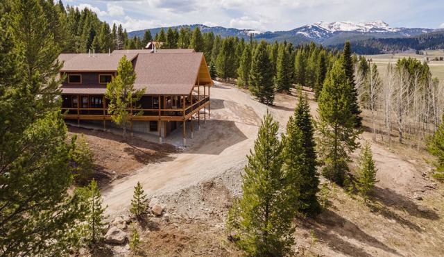 Shelterwood Lodge Private Home by Yellowstone up to 8 Guests