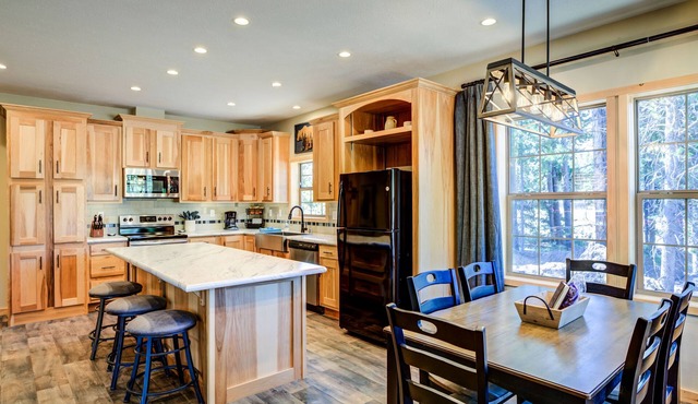 Shepherd Family Retreats- Bear Cub: 2BR, 2BA home 6 min from Yellowstone National Park