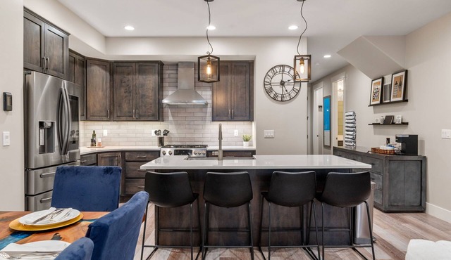 Sherman Suite - Steps to Downtown, Lake CDA! Hot-Tub, Pet & Family Friendly