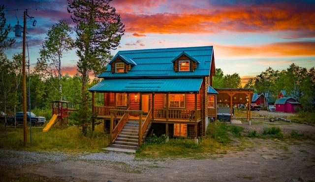 Shooting Star Lodge | Game Room, Yellowstone, Hot Tub, Fire Pit!