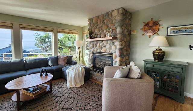 Short Walk to a Sandy Beach! Ocean Views! Dog Friendly! Hot Tub!