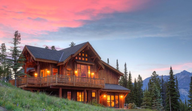 Silver Star Alpine Lodge | Ski-In/Out Chalet | Hot Tub + Views