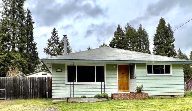 Singletrack Shack Remodeled home in the center of Oakridge