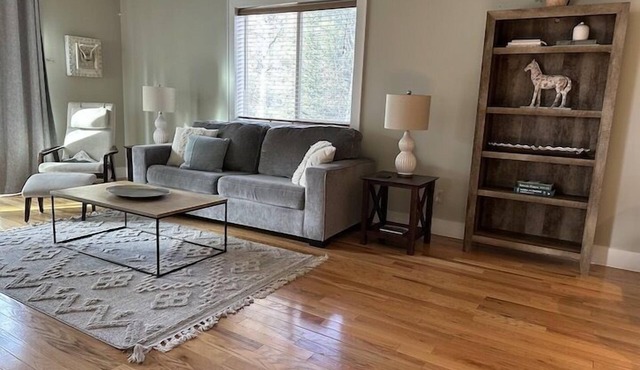 Sisters Home Upper - One bedroom/One bath - Sleeps up to 5