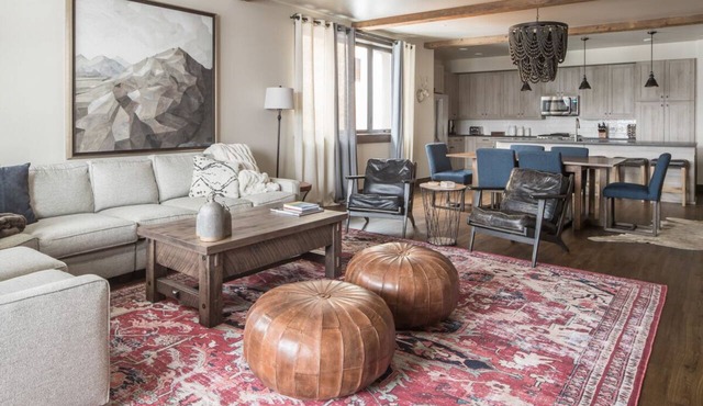 Ski-Chic Condo! Lone Peak Mountain View! Close to Big Sky