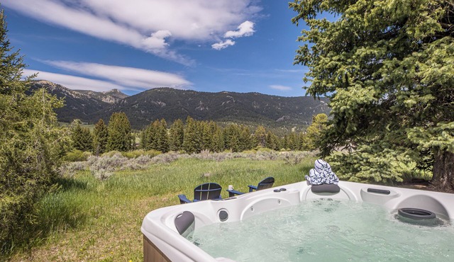 Ski. Hike. Soak. Dogs Welcome | Nordic Ski Haus