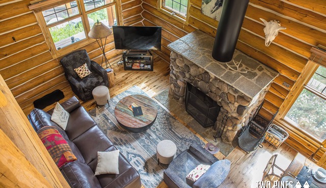 Ski In/Out Cabin! Private Hot Tub, Wood Fireplace 5 Min Drive to Resort!