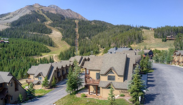 Ski-in/Out w/Private Hot Tub & Gorgeous Views - Saddle Ridge - Slopeside Retreat