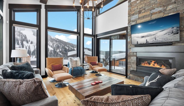 Ski-in/Ski-Out Luxury Schweitzer Hot Tub 4 King Suites Walk to Village Ski Room