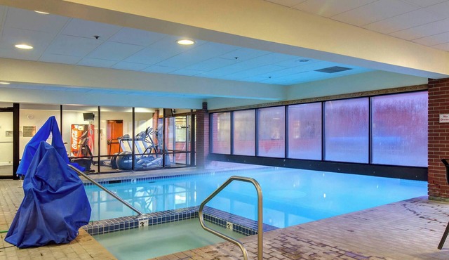 Ski-view studio close to skiing with hot tub, outdoor pool, gym, saunas