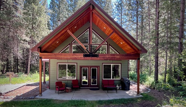 Skiers, Cyclists, Runners! Newly-Built 3 Bedroom House on the MVSTA Trail!
