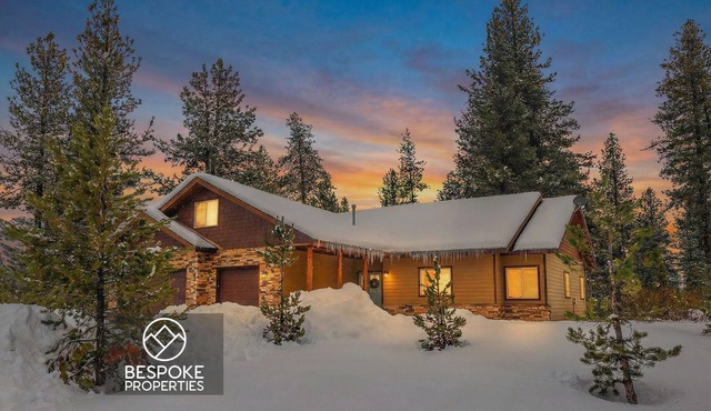 Sleeps 10, AC, near lake, trailer parking