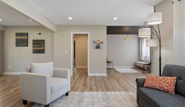 Sleeps 10, Available Garage!