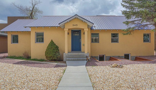Sleeps 10! Walkable to Everything! Pets, Game Room