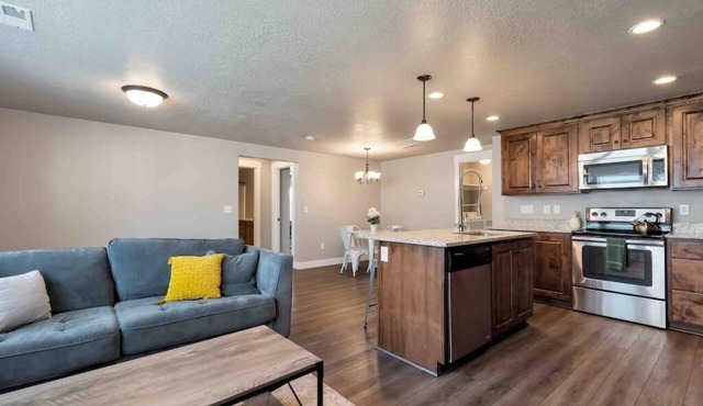 Sleepy Ridge Apt, Self Check-In, Parking