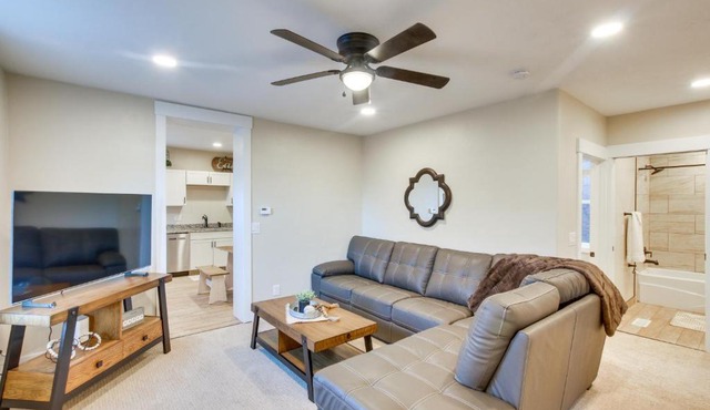 Smart TV + Central A/C! Stylish Logan Retreat
