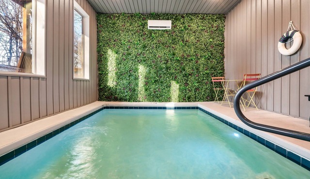 Smokies Private Pool Cabin, Sleeps 14,Theatre & Game Room, Minutes from Parkway!