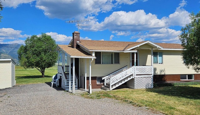 Snowmobilers' Paradise! Large home, 1 acre, spacious parking, close to trails.