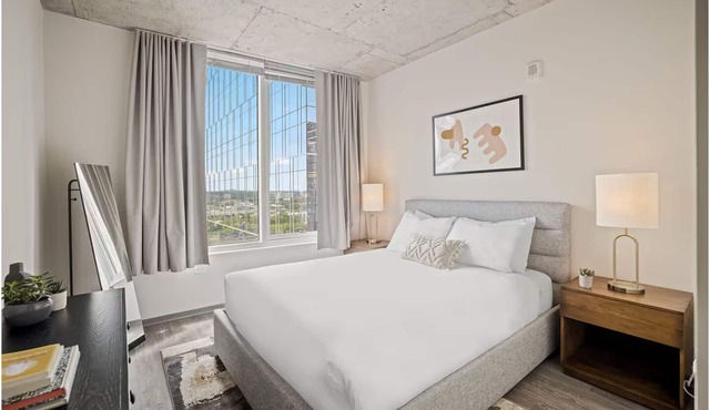 SoBro Getaway w/Enjoy Stunning Skyline Views | Walk to Broadway& Music Hall|