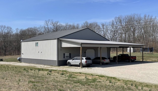 SOLAR ECLIPSE! Lodge on10ac open field. 4 bed, 1 bath. Family/Pet friendly in Poplar Bluff