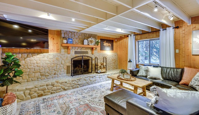 Solitude Mountain Cabin: Creek-Side View & Hot Tub