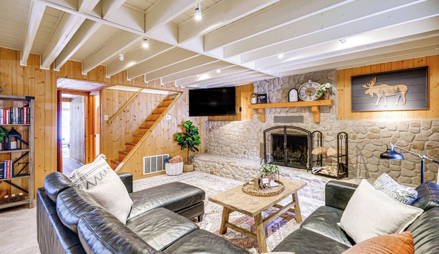 Solitude Mountain Cabin: Creek-side View & Hot Tub