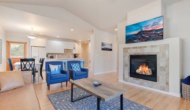 Spacious 1 Level Sisters Home - Walk to Downtown