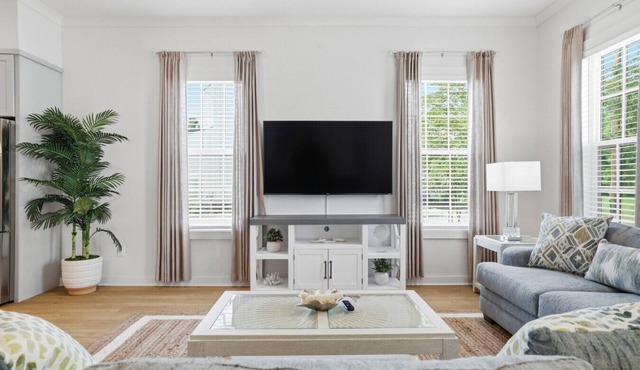 Spacious 3BR - Pool & Beach Nearby