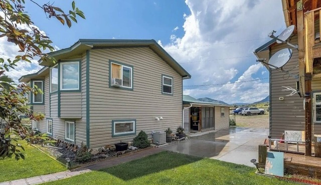 Spacious 4-bedroom 3 bathroom house- 10 miles from Yellowstone