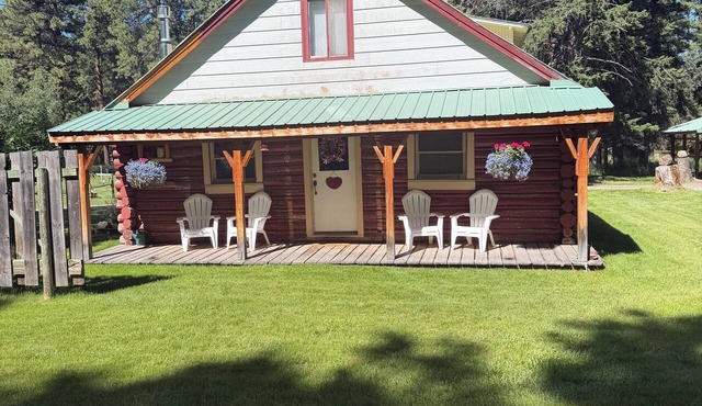 Spacious 4-bedroom cabin in Lincoln perfect for your getaway - bring your toys!
