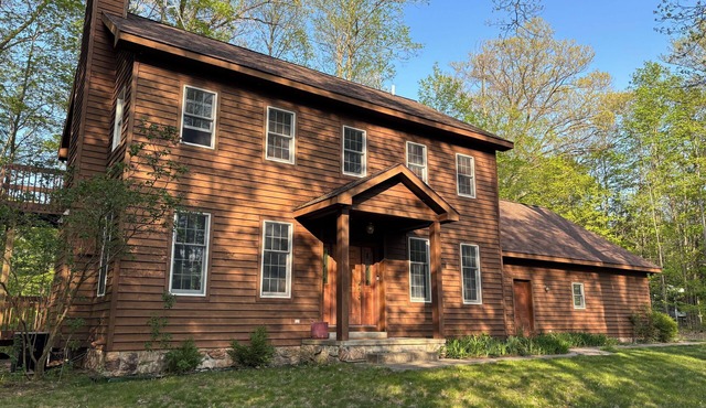 Spacious 4-bedroom house in beautiful Bellaire with Hot Tub, Pool Table